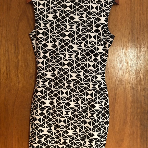 Black and white Geometric pattern dress. - Picture 4 of 7